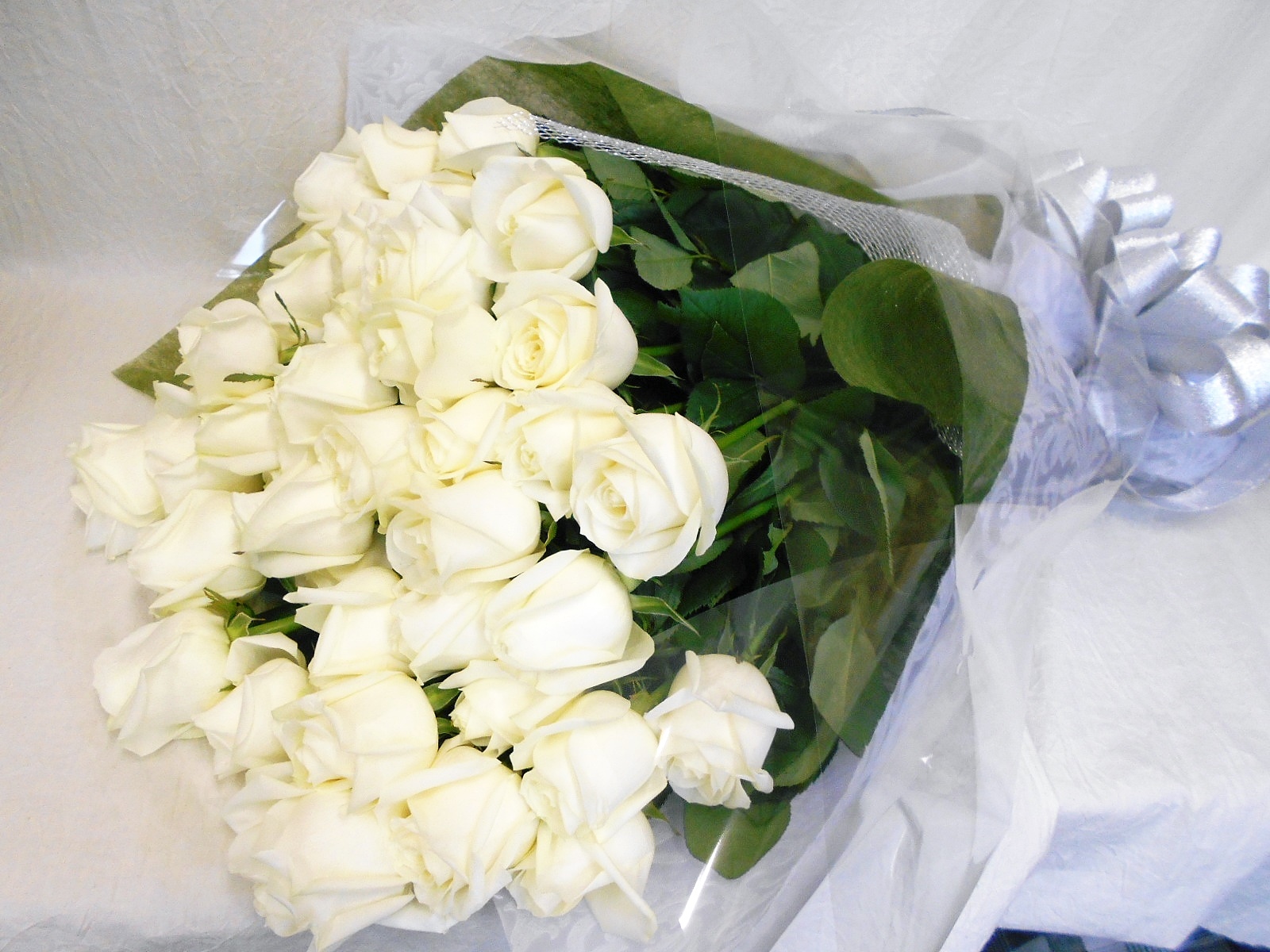 花空間 彩華 白いバラ50本の花束